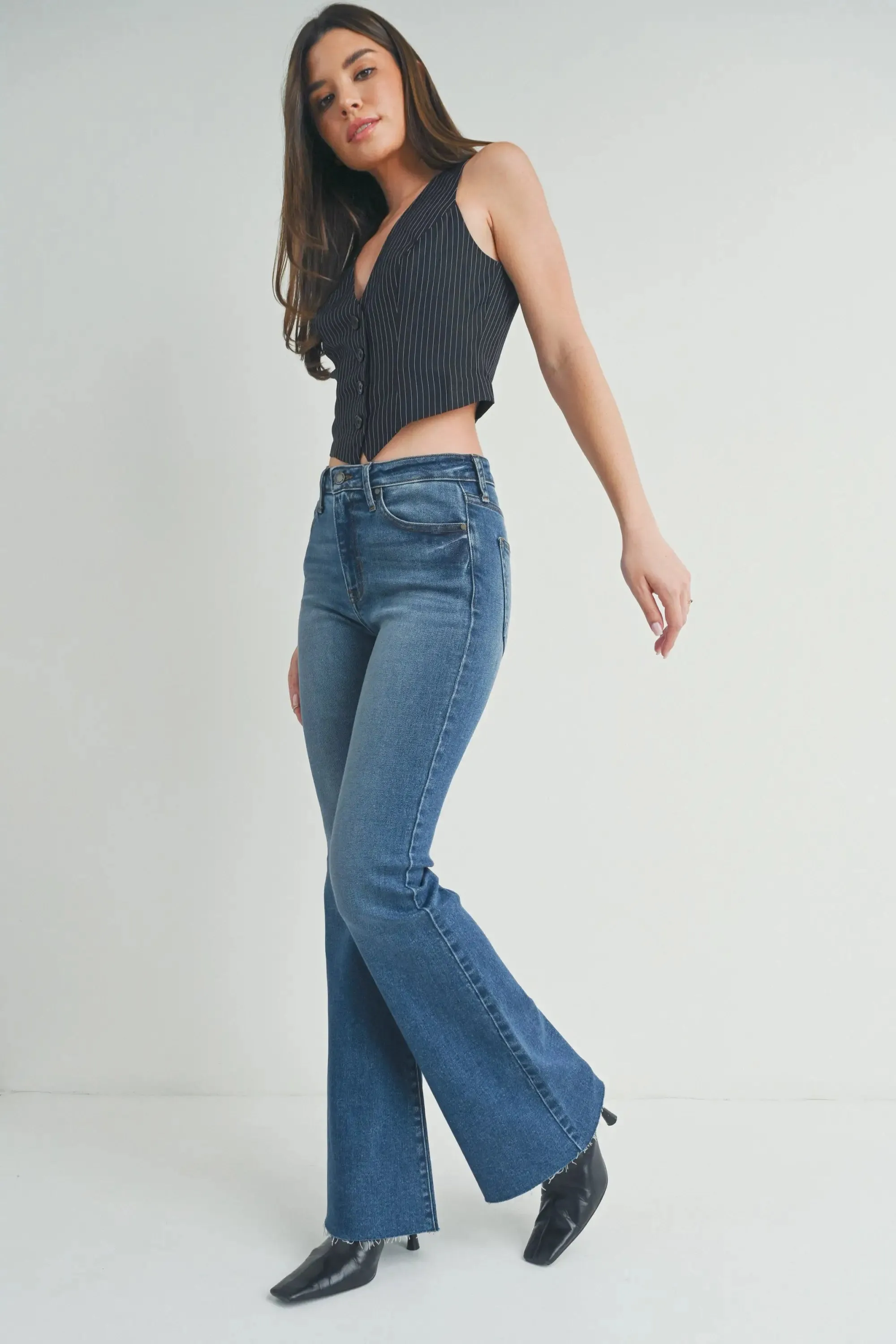 MID RISE BOOTCUT JEANS WITH SCISSOR CUT HEM