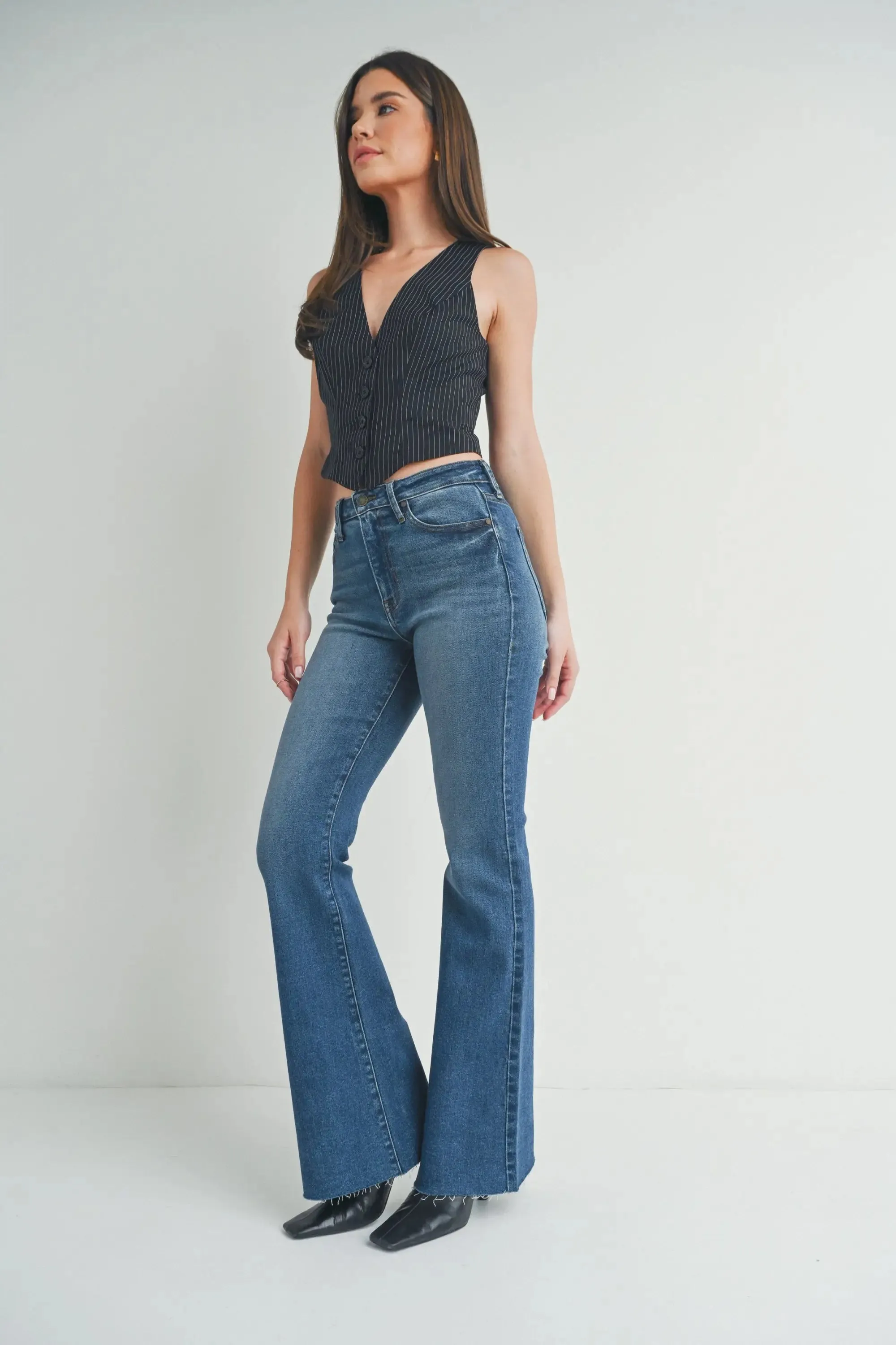 MID RISE BOOTCUT JEANS WITH SCISSOR CUT HEM